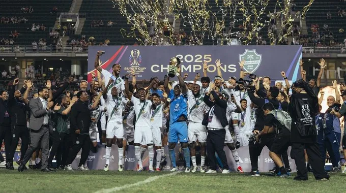 الأهلي يتوج بلقب كأس السوبر السعودي
