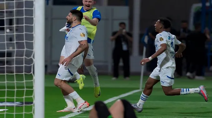 الهلال يحقق انتصارًا مثيرًا على الفتح