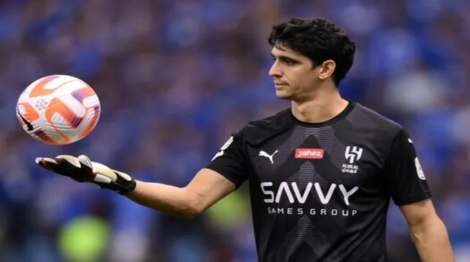 ياسين بونو يتوج بجائزة أفضل حارس مرمى في إفريقيا